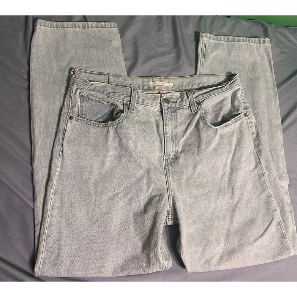 Women’s Levi’s Size 31 Low Pro Straight
